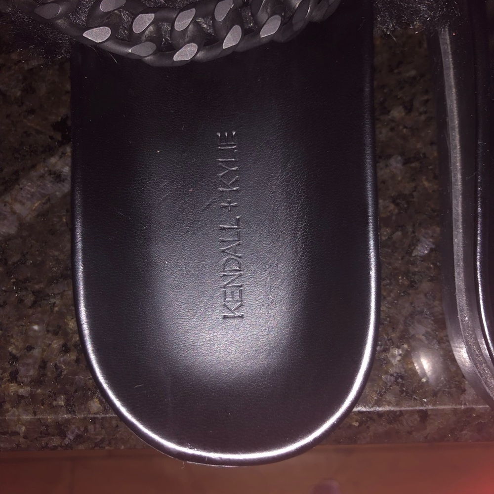 Kendall & Kylie Size 6 Chain Slipper
